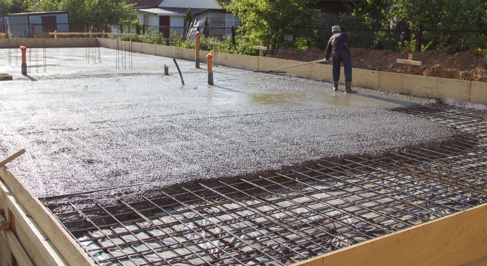 construction-worker-wire-mesh-concrete-site