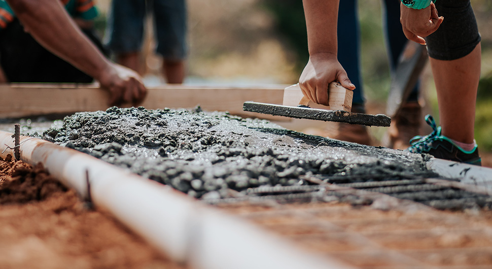 Construction-worker-laying-cement-with-welded-wire-mesh