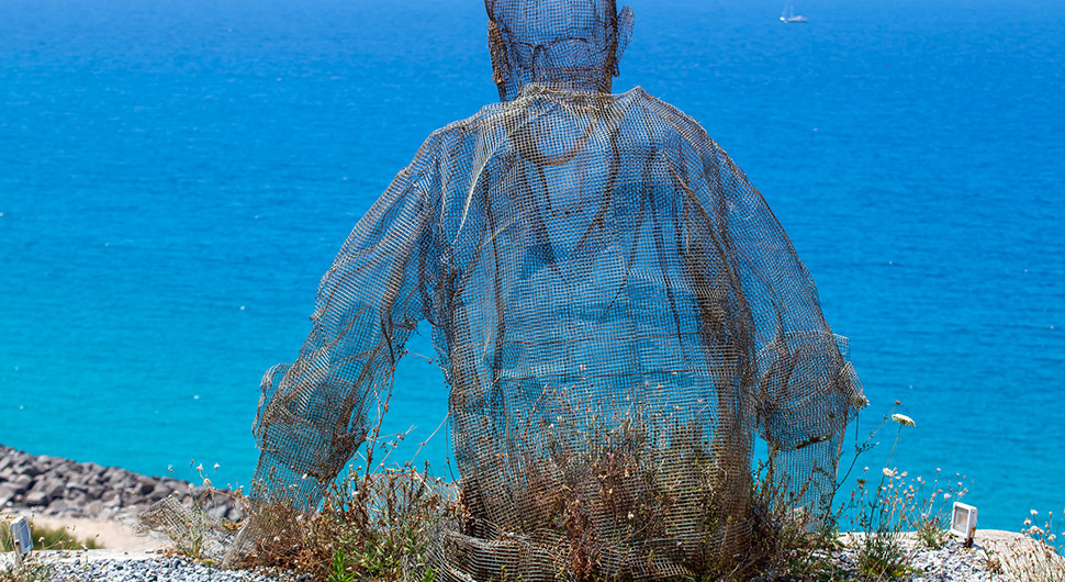 wire-mesh-sculpture-of-man