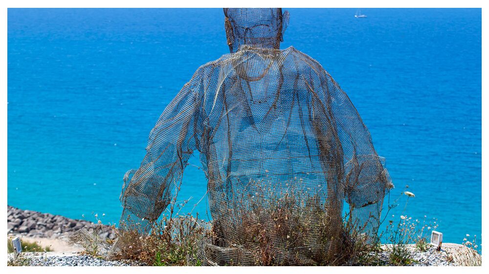 Modern Sculptors Stun with Wire Mesh Artwork