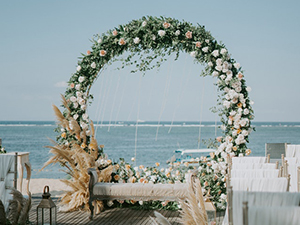 floral-arch-at-wedding-using-chicken-wire